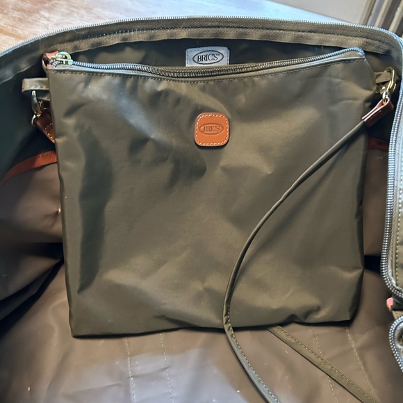 BRIC Duffle with small shoulder bag attached.  Trolley strap for easy traveling - Picture 10 of 11